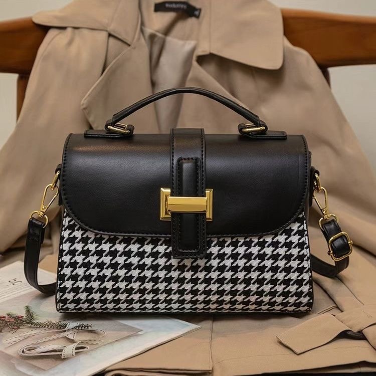 Small fashion handbag.