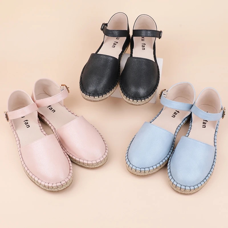 Women strapped flat shoes