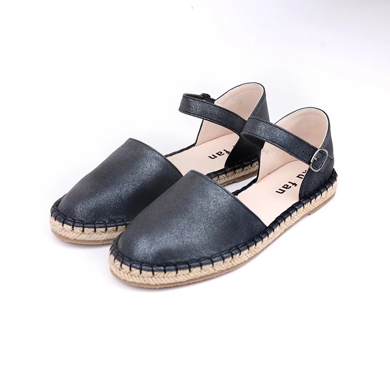 Women strapped flat shoes