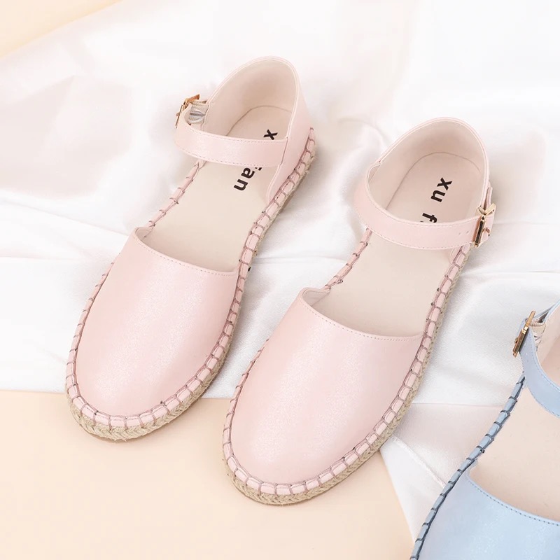 Women strapped flat shoes