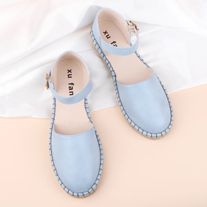 Women strapped flat shoes