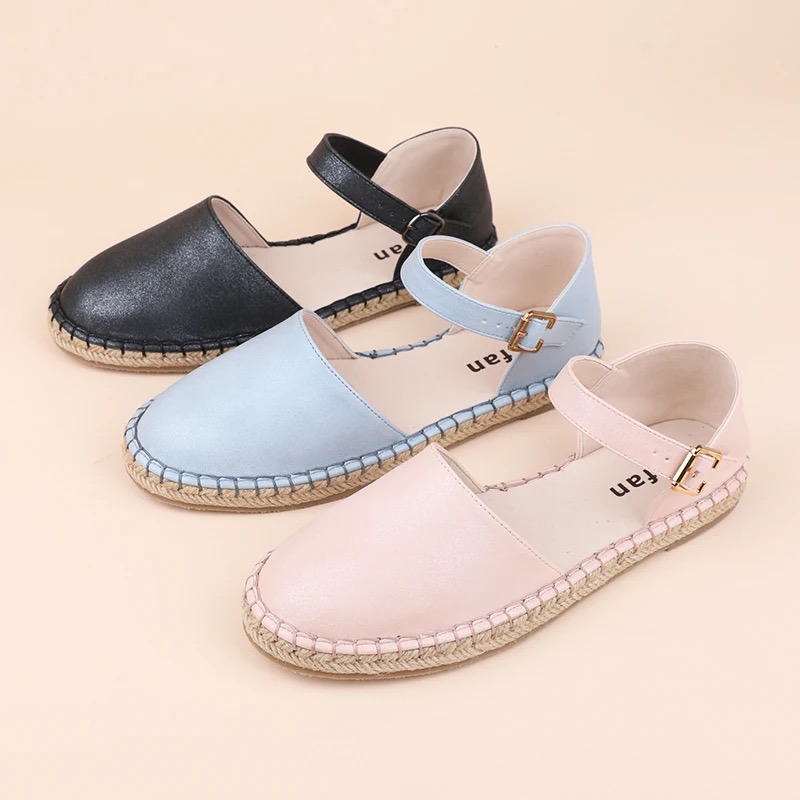 Women strapped flat shoes