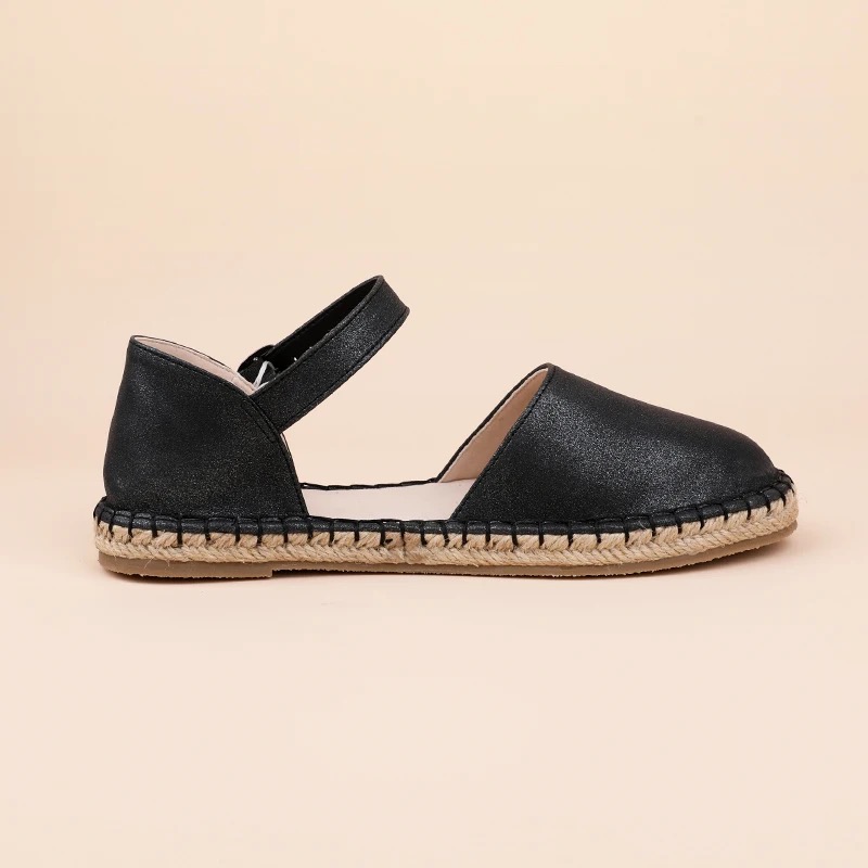 Women strapped flat shoes